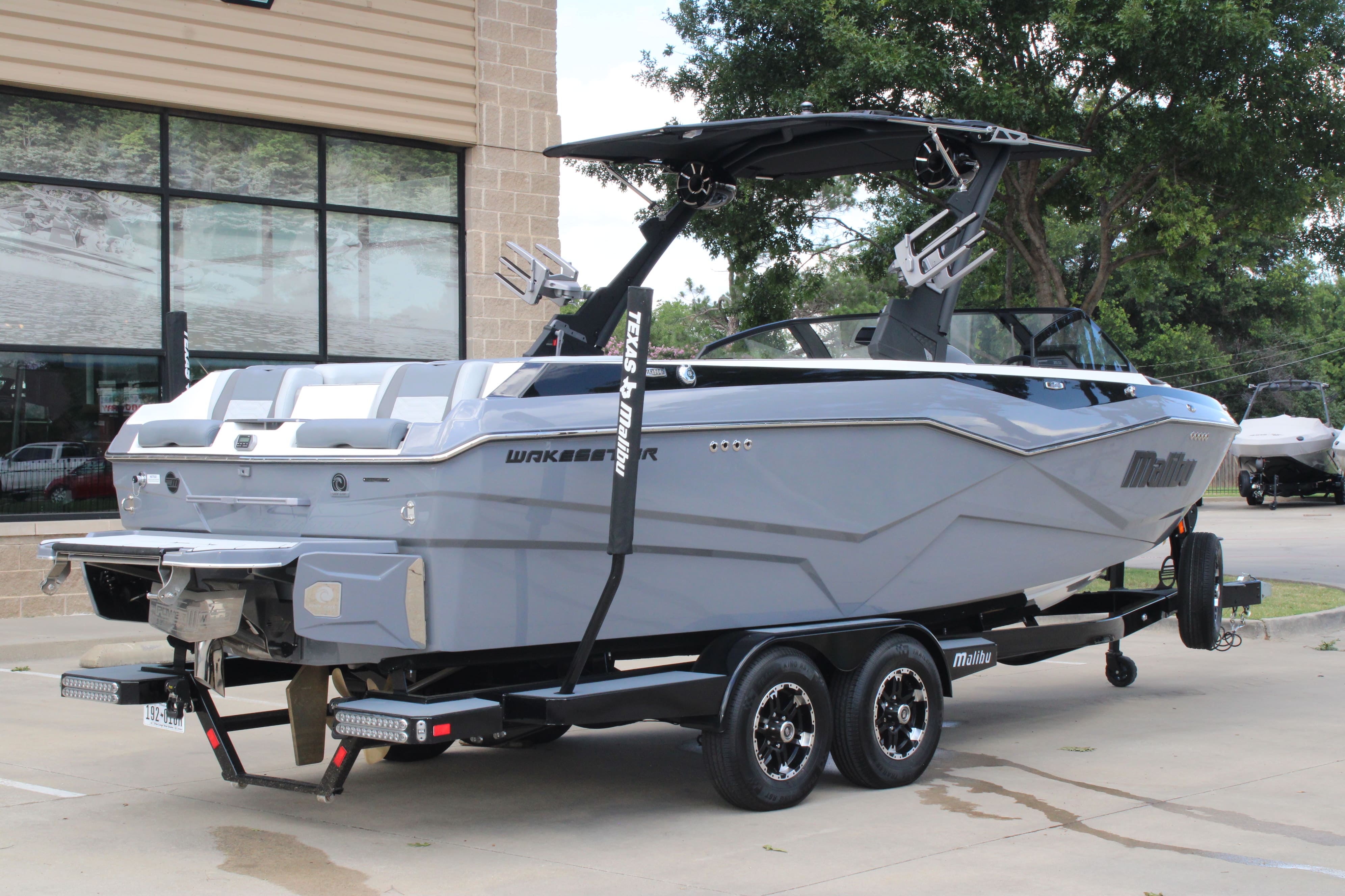 2022 Malibu 25 LSV Icon
